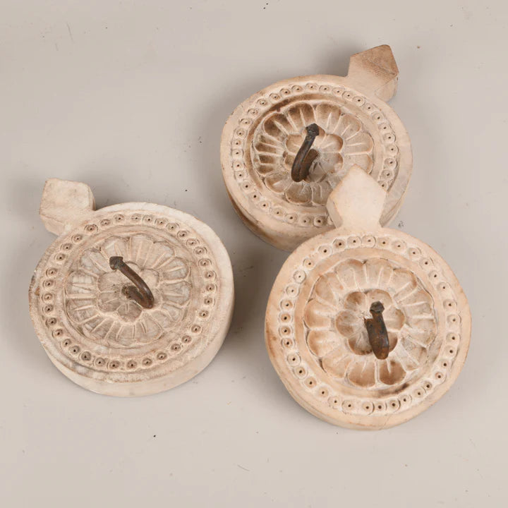 Single Bleached Carved Hooks